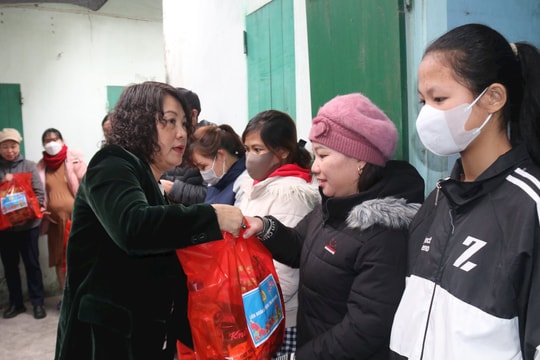 Lãnh đạo công đoàn Hải Dương trao quà cho công nhân, lao động không về quê ăn Tết