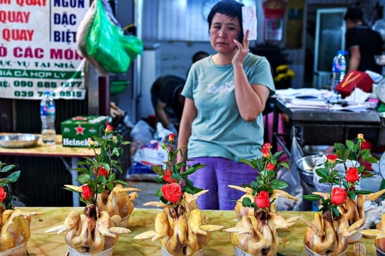 Chợ nhà giàu Hà Nội đông kín, khách Tây thích thú ngắm gà ngậm hoa hồng ngày Tết