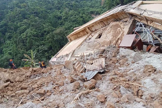 Bé gái sống sót thần kỳ sau gần 60 giờ bị vùi lấp do lở đất ở Philippines 