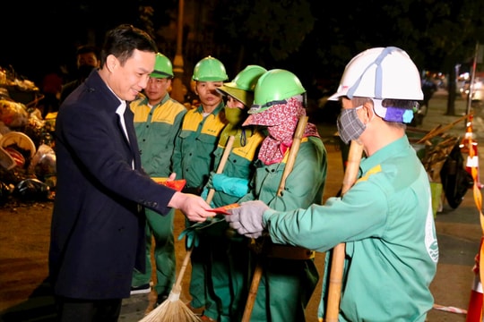 Đồng chí Triệu Thế Hùng động viên một số đơn vị làm nhiệm vụ dịp Tết Nguyên đán