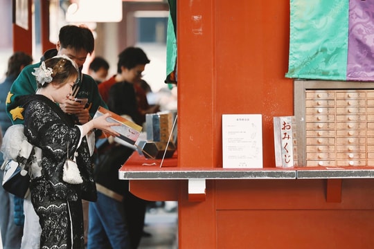 Đi lễ đầu năm ở ngôi chùa cổ nhất Tokyo