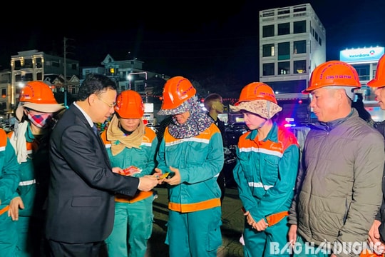 Lãnh đạo TP Chí Linh thăm, chúc Tết các đơn vị trực giao thừa