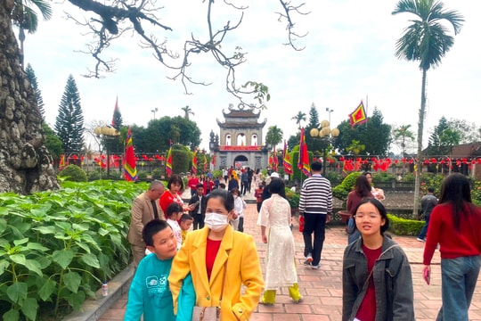Du khách tấp nập đi lễ đầu xuân ở Cẩm Giàng