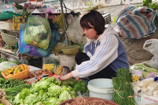 Mùng 2 Tết, nhiều chợ hoạt động trở lại, giá một số mặt hàng tăng nhẹ