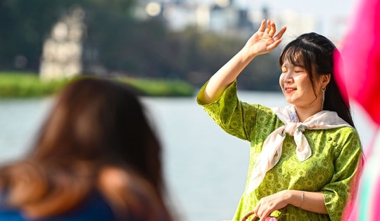 Quanh hồ Gươm kín đặc người chiều mùng 2 Tết, khách nước ngoài xếp hàng thăm phố cổ