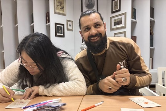 Russian students interested in learning about Vietnamese Tet culture