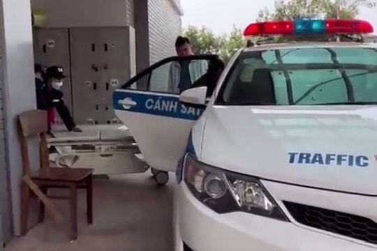 Đột quỵ trên đường, người đàn ông ở Phú Thọ được cảnh sát giao thông dùng xe ưu tiên đưa đi cấp cứu