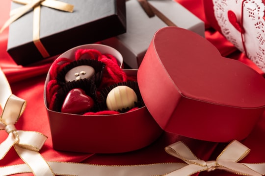 Lễ Tình nhân Valentine 14/2 ai tặng quà cho ai?