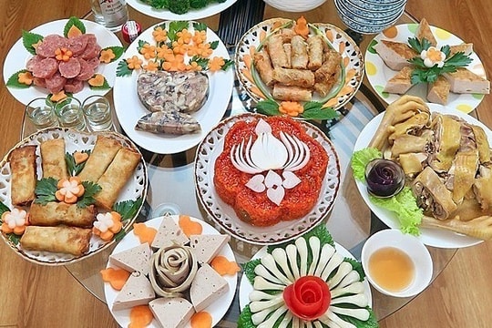 Ngộ độc bởi tiếc cơm thừa, cỗ nguội ngày Tết