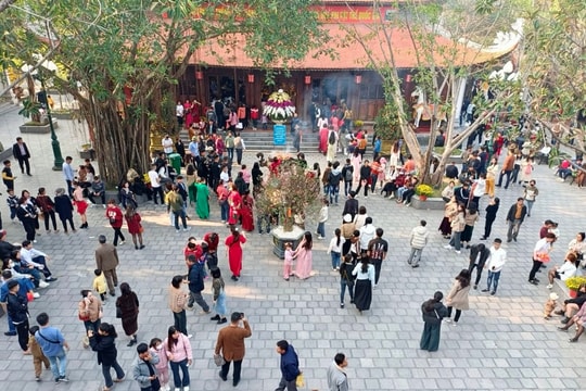 Điểm du lịch đền Tranh đón gần 1 vạn lượt khách