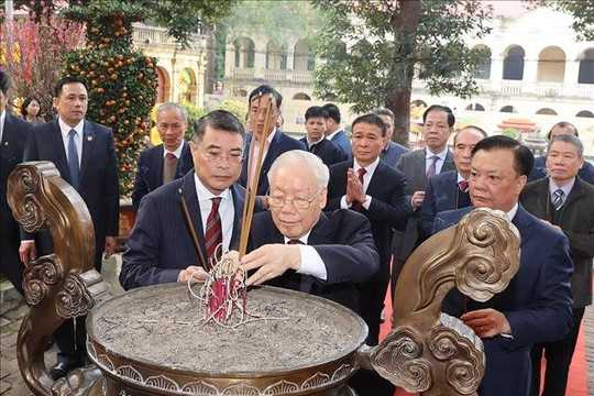 Tổng Bí thư Nguyễn Phú Trọng dâng hương tại Hoàng thành Thăng Long