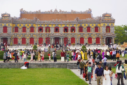 Du khách nườm nượp diện kiến điện Kiến Trung