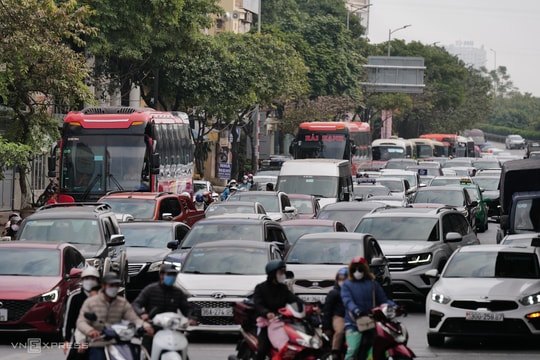 Người dân ùn ùn trở lại Hà Nội, TP Hồ Chí Minh sau kỳ nghỉ Tết