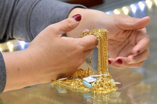 Mùng 5 Tết, giá vàng SJC, vàng nhẫn đồng loạt lao dốc