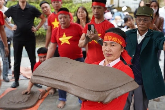 Nữ pháo thủ xã Quang Khải giành giải "hoàng hậu pháo" tại giao lưu pháo đất cổ truyền huyện Tứ Kỳ