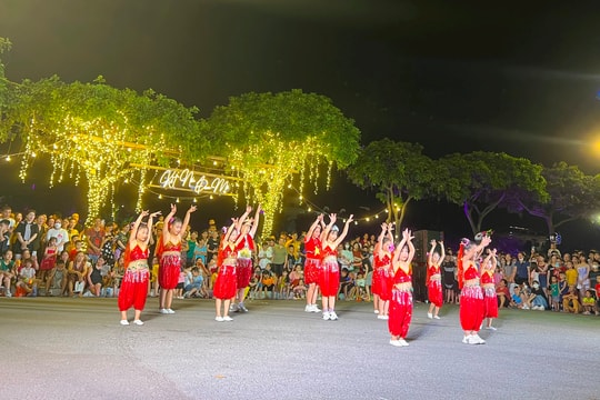 Phố đi bộ, chợ đêm Bạch Đằng hoạt động trở lại với Chương trình “Xuân gắn kết, Tết yêu thương”