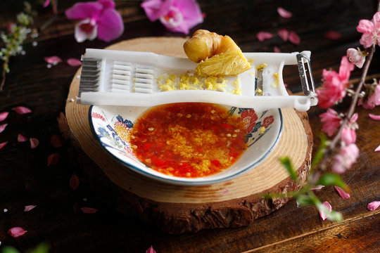 Công dụng ít người biết của lỗ tròn trên dao nạo