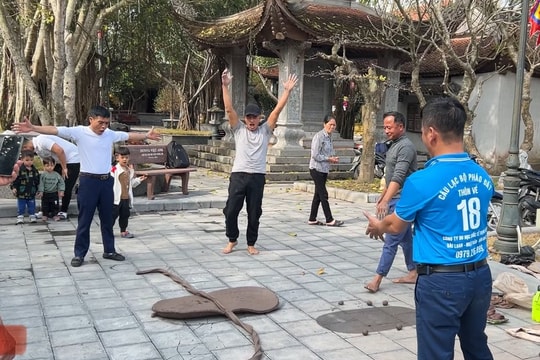 Về đền Tranh xem chơi pháo đất