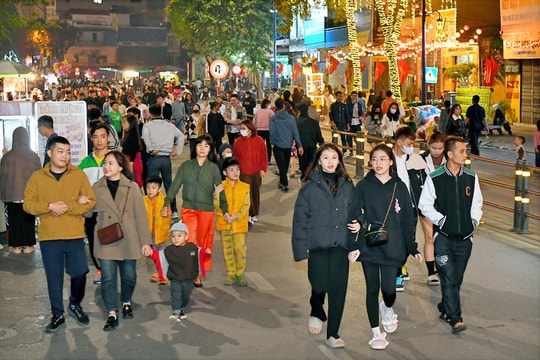 Phố đi bộ, chợ đêm Bạch Đằng sôi động ngày đầu xuân Giáp Thìn