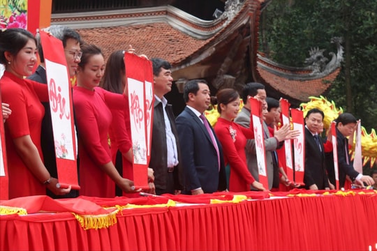 Khai bút đầu xuân tại đền thờ Nhà giáo Chu Văn An ở Chí Linh