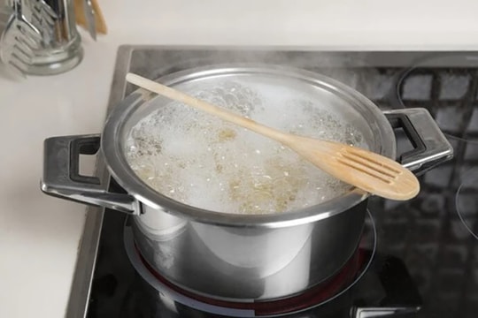 Tác dụng đặt muỗng gỗ lên miệng nồi khi nấu ăn