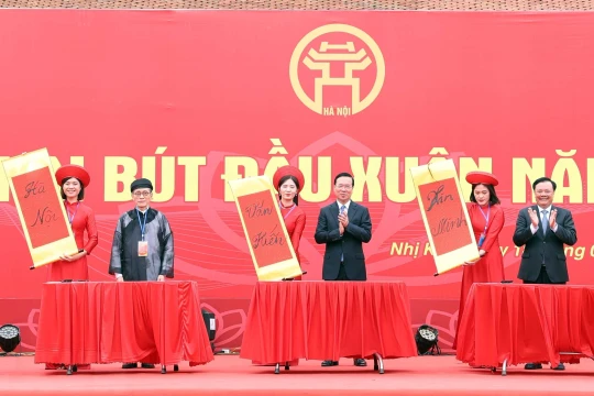 Chủ tịch nước dâng hương, khai bút đầu xuân năm 2024