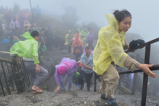 Du khách đội mưa vượt gió, dò từng bước lên chùa Đồng Yên Tử lễ Phật