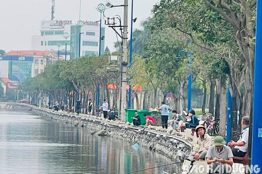 Nguy hiểm câu cá tại sông Bạch Đằng dưới đường điện cao áp