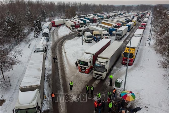 Nông dân Ba Lan phong tỏa hoàn toàn biên giới với Ukraine