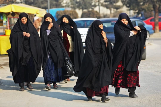 Phụ nữ Afghanistan đã được phép làm việc trong các cơ sở y tế công