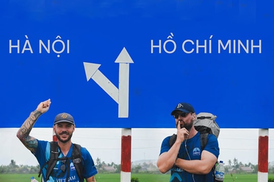 Hai thầy giáo nước ngoài đi bộ 2.000km gây quỹ vì trẻ em Việt Nam có hoàn cảnh khó khăn