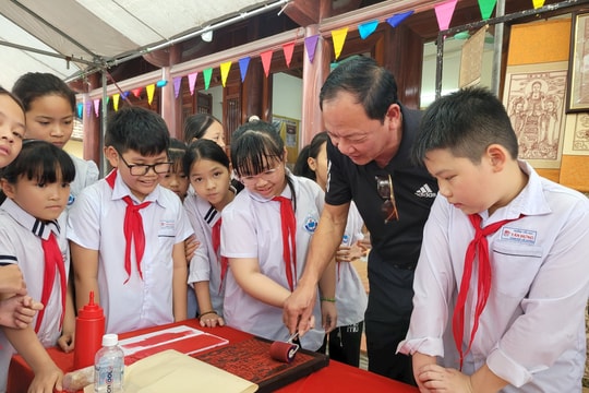 Giới thiệu và trải nghiệm nghề khắc in mộc bản tại Lễ hội truyền thống miếu Thanh Liễu