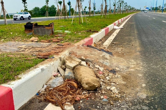 Mở lối đi tự phát qua dải phân cách đại lộ Võ Văn Kiệt