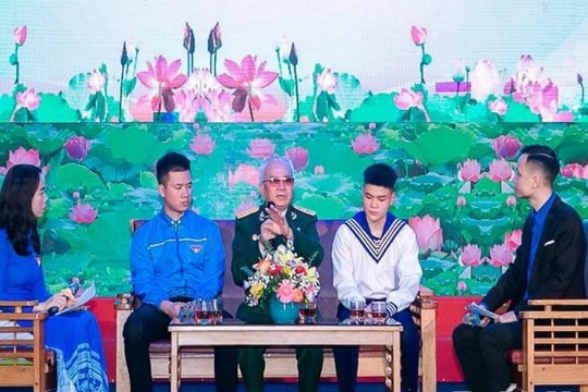 Người chỉ huy xe tăng húc đổ cổng dinh Độc Lập giao lưu với thanh niên chuẩn bị nhập ngũ ở Gia Lộc