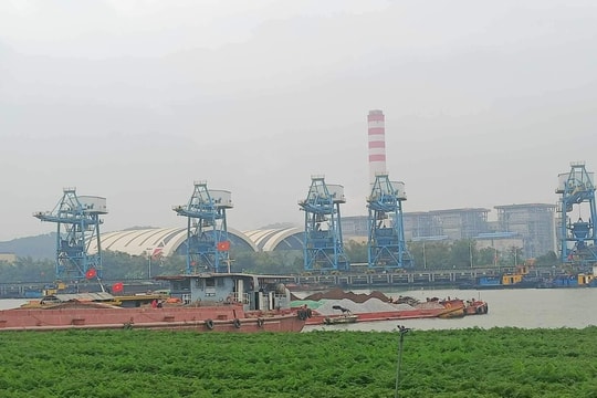 Tàu chở tro bay chìm nghỉm sau tai nạn trên sông Kinh Thầy đoạn xã Đồng Lạc