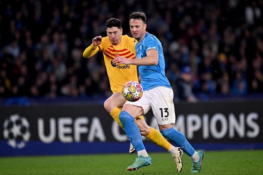 Barca rơi chiến thắng trên sân của Napoli