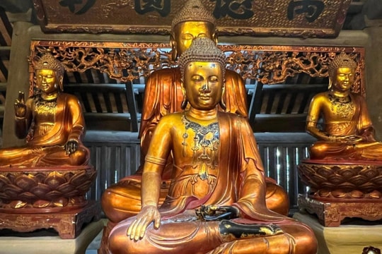 Chiêm ngưỡng bộ tượng Tam Thế Phật chùa Côn Sơn