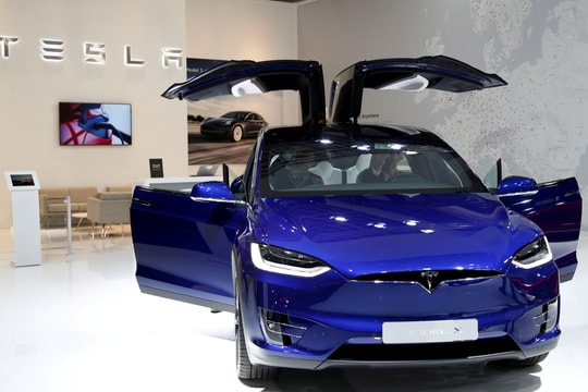 Mercedes-Benz vượt Tesla thành thương hiệu xe giá trị nhất