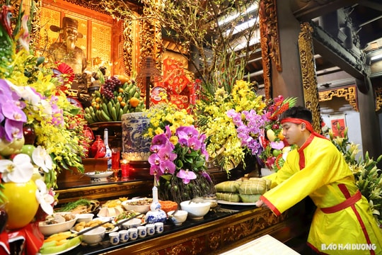 Dâng bánh chưng, bánh giầy ở khu di tích Côn Sơn