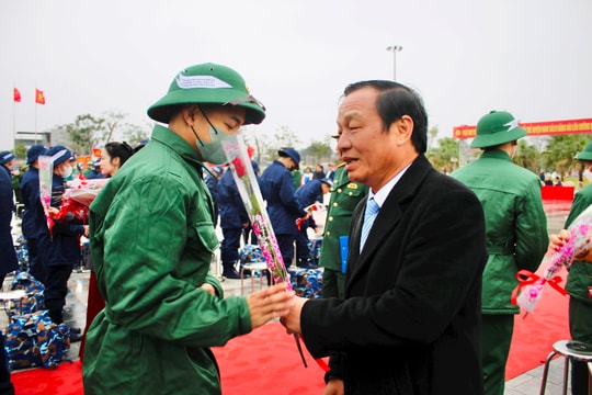 Đồng chí Phó Bí thư Thường trực Tỉnh ủy Hải Dương Lê Văn Hiệu dự lễ giao nhận quân huyện Nam Sách