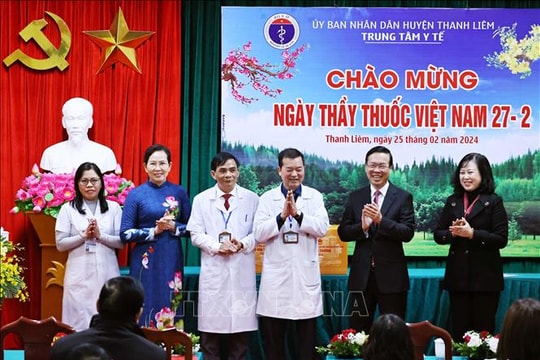 Chủ tịch nước thăm, chúc mừng các y, bác sỹ tại tỉnh Hà Nam
