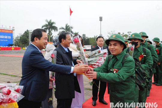 Đồng chí Bí thư Tỉnh ủy Hải Dương Trần Đức Thắng động viên thanh niên TP Chí Linh lên đường nhập ngũ