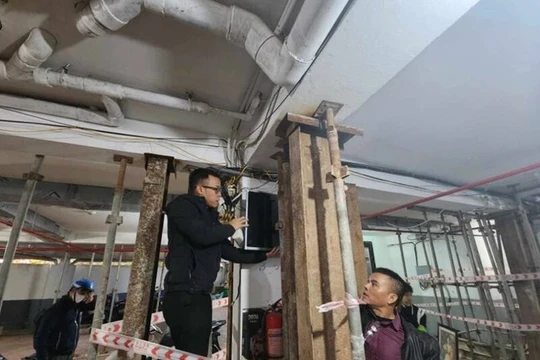 Chung cư mini ở Hà Nội nứt toác cột nhà tầng 1, cư dân phải di dời khẩn cấp
