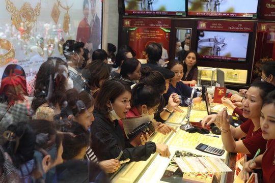 Giá vàng hôm nay 25/2: Lãi tiền triệu từ ngày vía Thần tài
