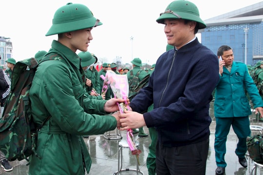 Đồng chí Chủ tịch UBND tỉnh Triệu Thế Hùng động viên thanh niên TP Hải Dương nhập ngũ năm 2024