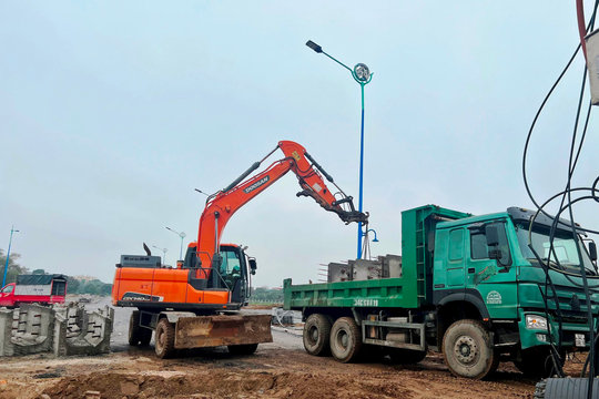 Gấp rút thi công đường Vũ Công Đán