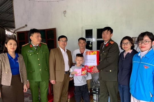 Công an huyện Gia Lộc nhận đỡ đầu, chăm sóc cháu bé mắc bệnh lạ