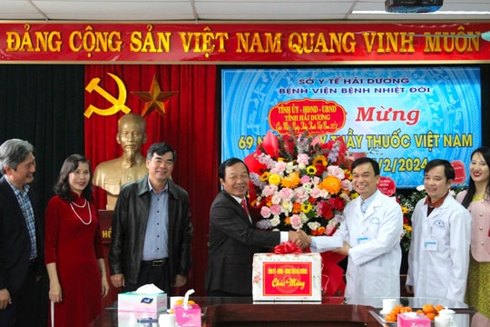 Đồng chí Phó Bí thư Thường trực Tỉnh ủy Hải Dương Lê Văn Hiệu chúc mừng 3 cơ sở y tế nhân Ngày Thầy thuốc Việt Nam