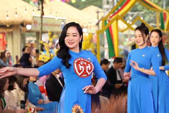 Hấp dẫn màn trình diễn áo dài "Mùa xuân" ở Côn Sơn