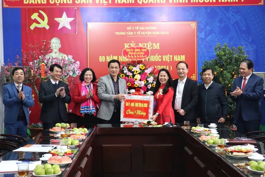 Đồng chí Chủ tịch UBND tỉnh Triệu Thế Hùng chúc mừng các y, bác sĩ Trung tâm Y tế Nam Sách và Bệnh viện Phong Chí Linh